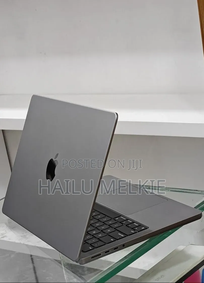 New Laptop Apple MacBook Pro 2023 M3 8GB Intel Core Ultra 9 SSD 512GB