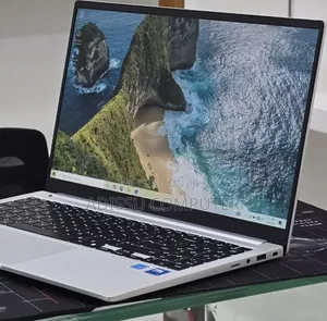 New Laptop Samsung Galaxy Book4 16GB Intel Core i7 SSD 512GB
