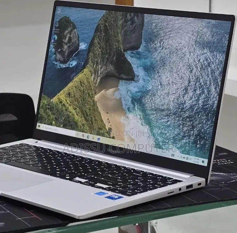 New Laptop Samsung Galaxy Book4 16GB Intel Core i7 SSD 512GB