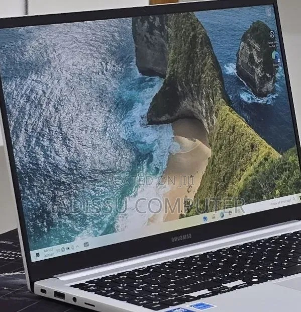 New Laptop Samsung Galaxy Book4 16GB Intel Core i7 SSD 512GB