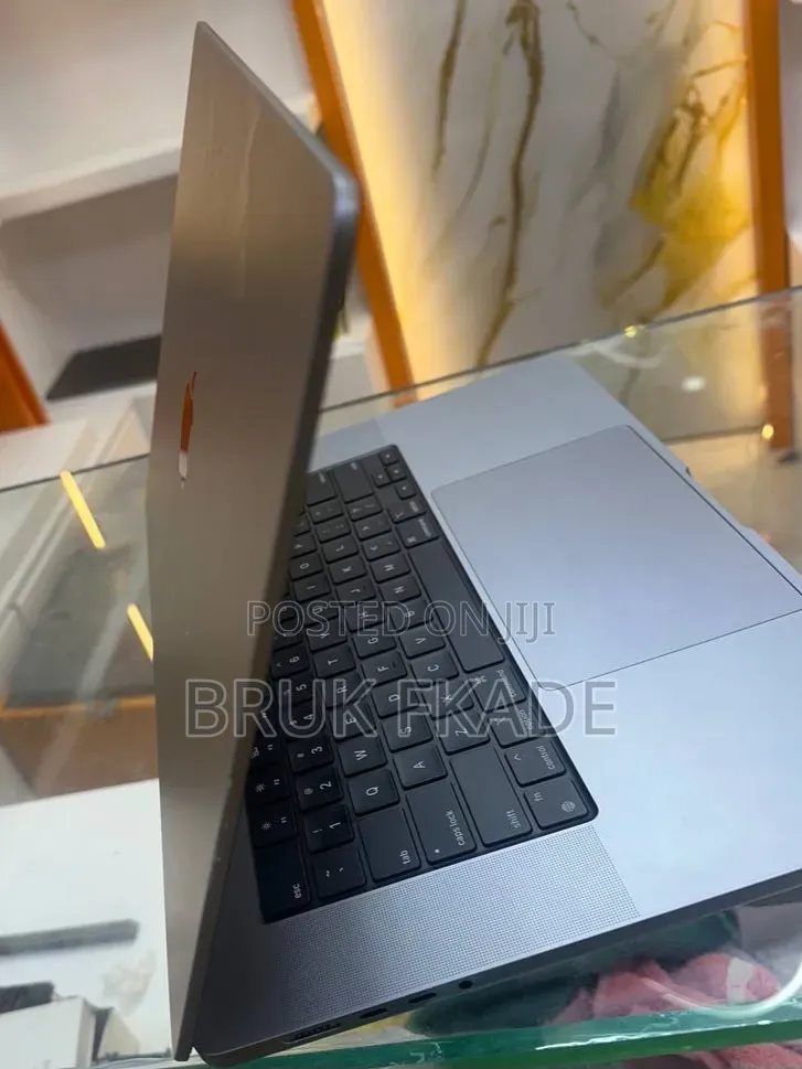 New Laptop Apple MacBook Pro 2021 M1 16GB Apple M1 Pro SSD 512GB
