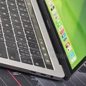 New Laptop Apple MacBook Pro 2019 16GB Intel Core i7 SSD 256GB