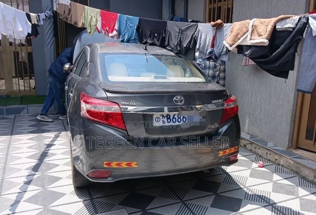 Toyota Yaris 2016 Gray