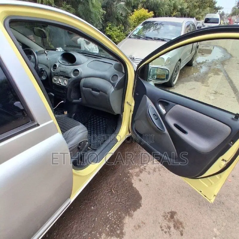 Toyota Vitz 2004 Silver