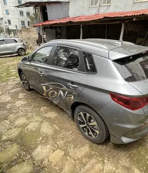 New BYD E2 43 kWh 94 hp FWD 2025 Silver