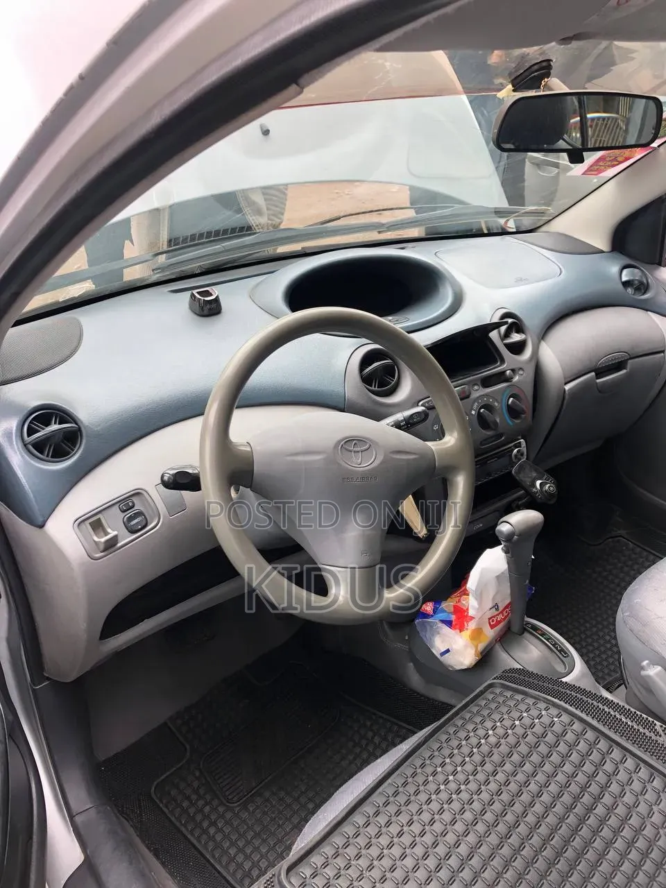 Toyota Vitz 2000 Silver