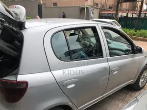 Toyota Vitz 2000 Silver