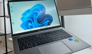 New Laptop HP ZBook Firefly G9 16GB Intel Core i7 SSD 512GB