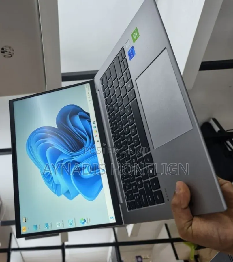 New Laptop HP ZBook Firefly G9 16GB Intel Core i7 SSD 512GB