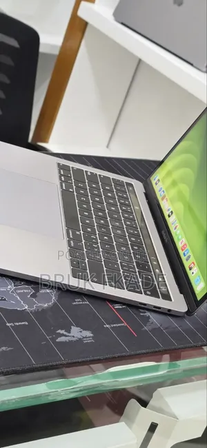 New Laptop Apple MacBook Pro 2019 16GB Intel Core i7 SSD 256GB