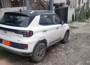 Hyundai Venue 2023 White