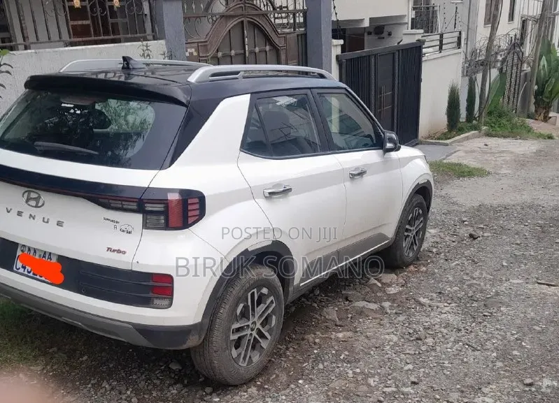 Hyundai Venue 2023 White