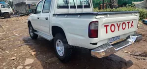 Toyota Hilux 2000 White