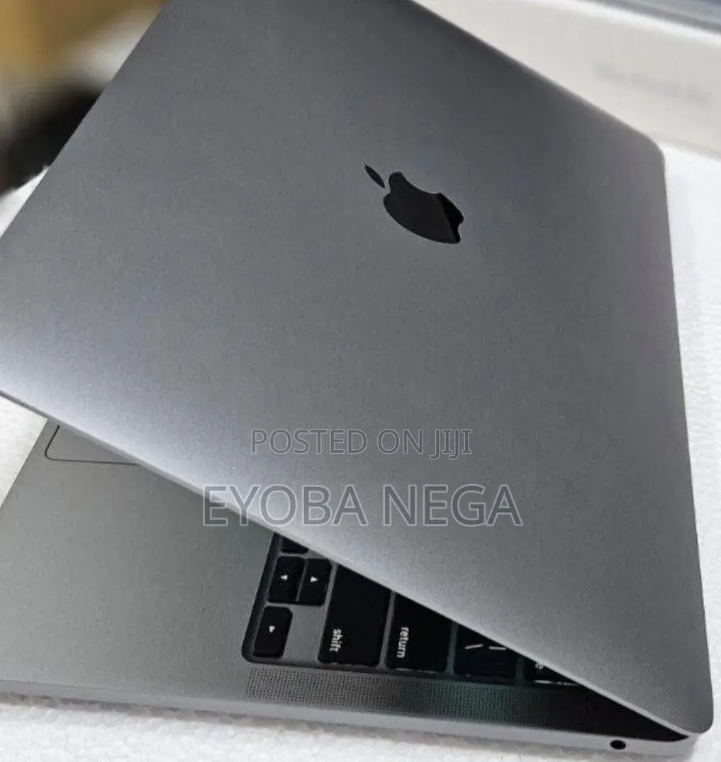 Laptop Apple MacBook Pro 2022 M2 8GB Apple M2 SSD 256GB