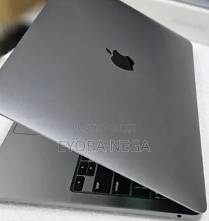 Laptop Apple MacBook Pro 2022 M2 8GB Apple M2 SSD 256GB