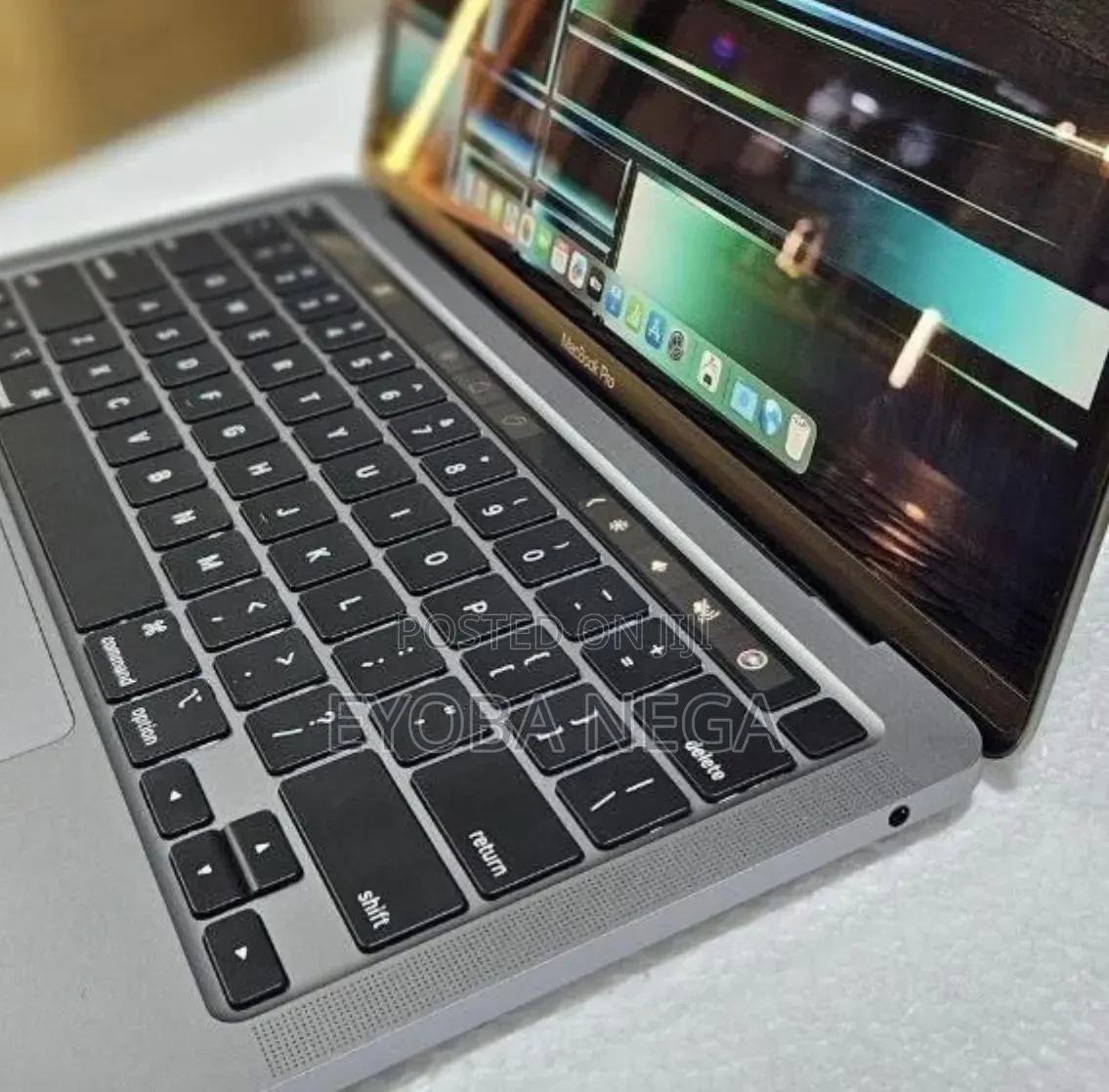 Laptop Apple MacBook Pro 2022 M2 8GB Apple M2 SSD 256GB