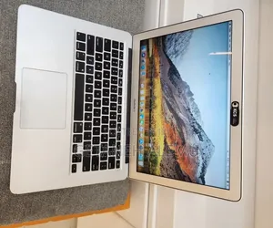 New Laptop Apple MacBook 2017 8GB Intel Core i5 SSD 256GB