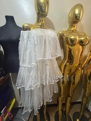 ልብስ ማሳያ አሻንጉሊት