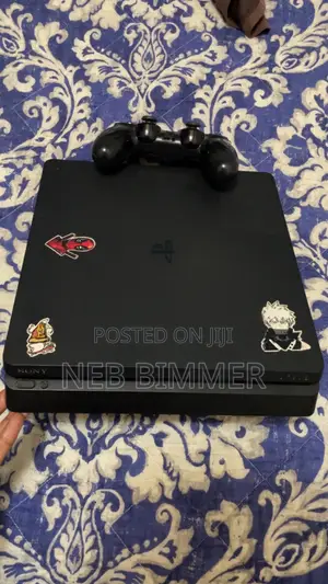 PlayStation 4 (Slim)