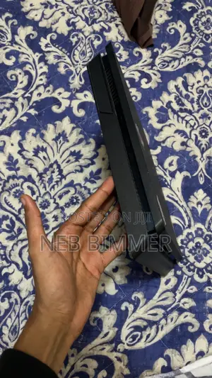 PlayStation 4 (Slim)