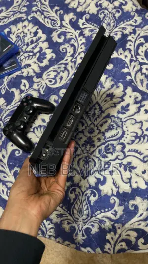PlayStation 4 (Slim)