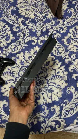 PlayStation 4 (Slim)
