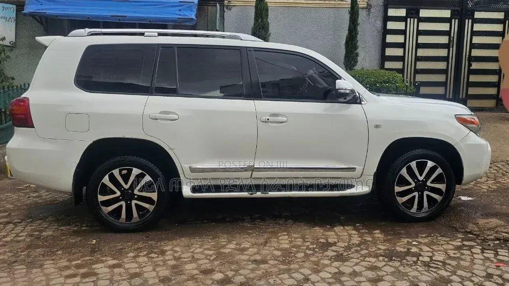 Toyota Land Cruiser 2011 Off white