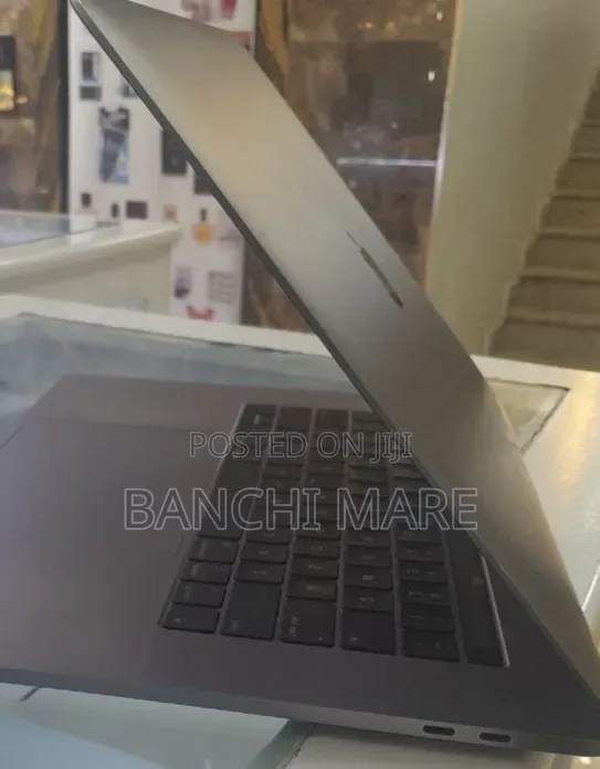 New Laptop Apple MacBook Pro 2018 16GB Intel Core i7 SSD 512GB