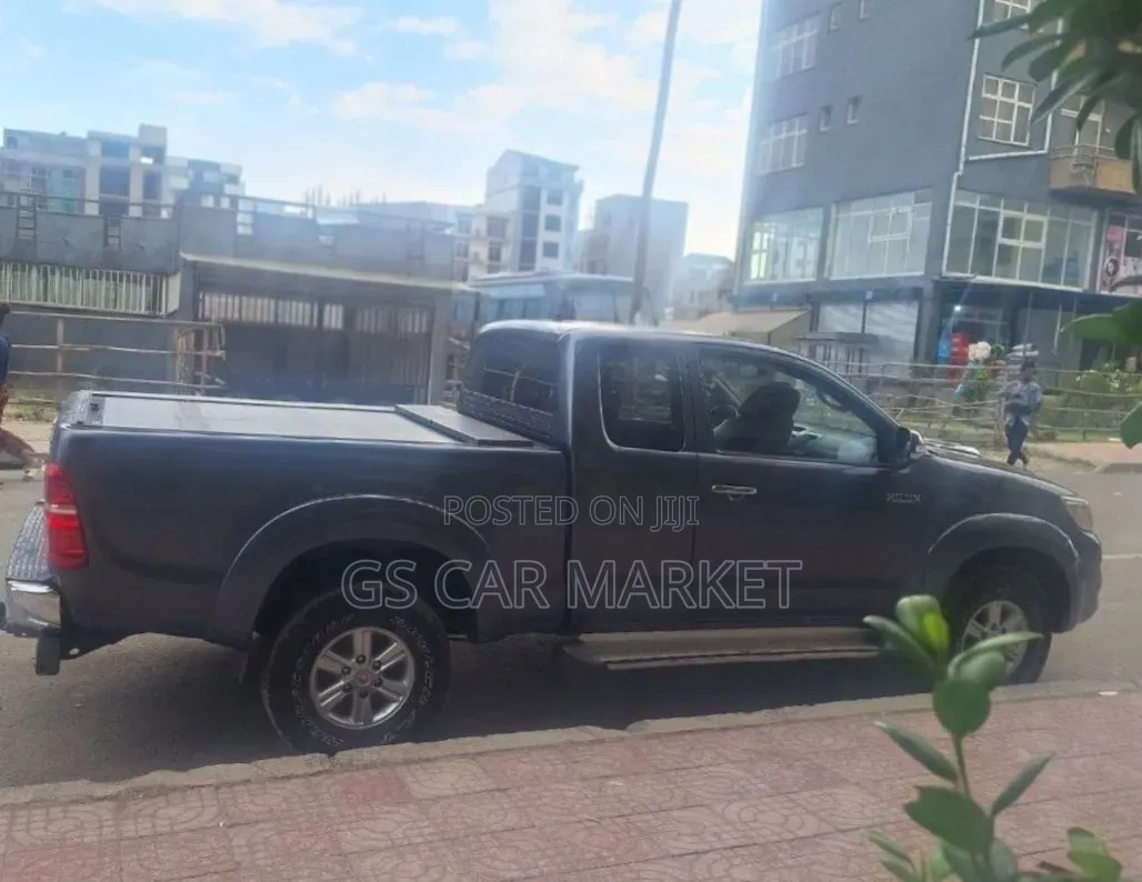 Toyota Hilux 2013 Gray