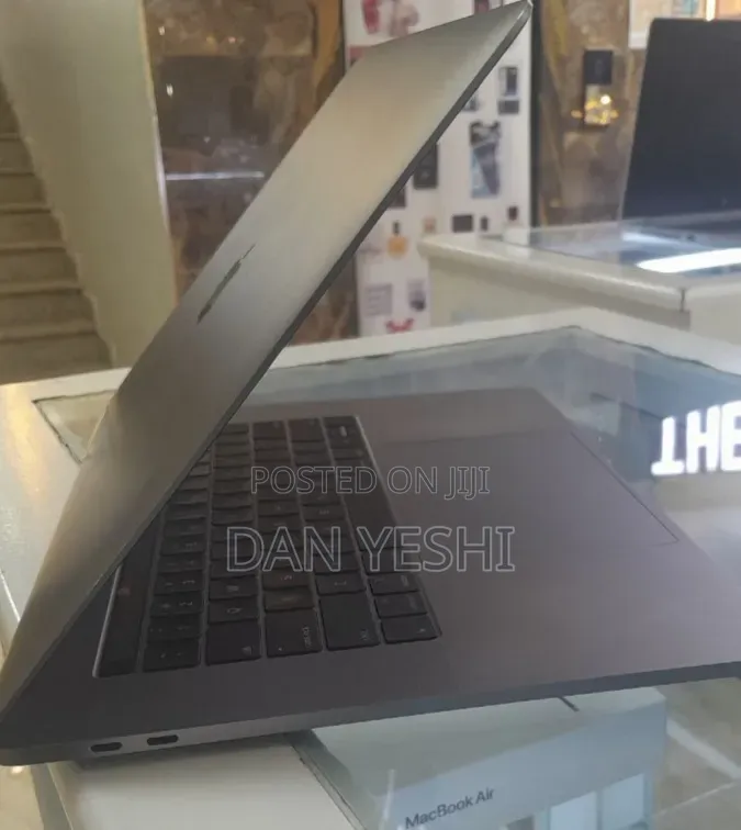 New Laptop Apple MacBook Pro 2018 16GB Intel Core i7 SSD 512GB