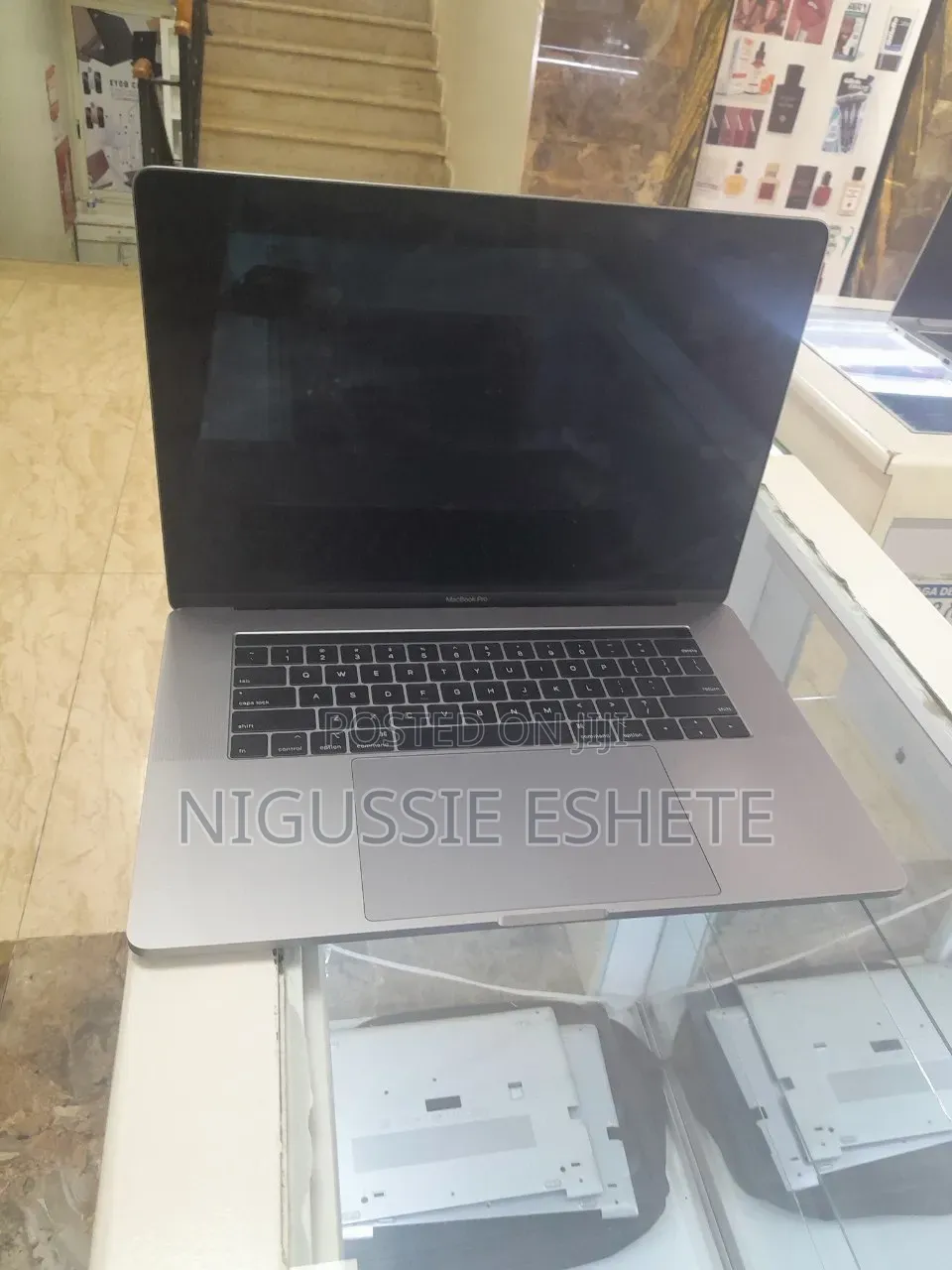 New Laptop Apple MacBook Pro 2018 16GB Intel Core i7 SSD 512GB