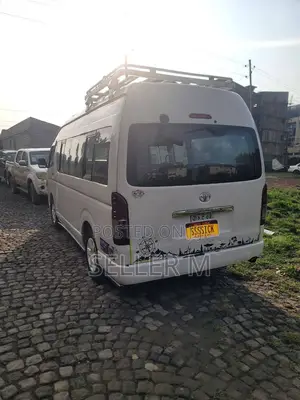Toyota HiAce 2005 White
