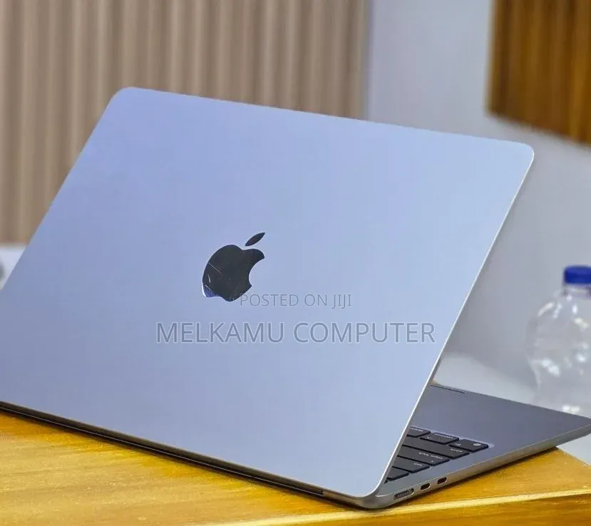New Laptop Apple MacBook Air 2022 M2 8GB Apple M2 SSD 256GB