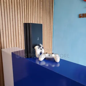 PlayStation 4 Pro ከ 2 Original Controller ጋር
‎