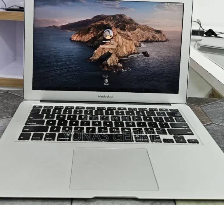 New Laptop Apple MacBook 8GB Intel Core i5 SSD 256GB