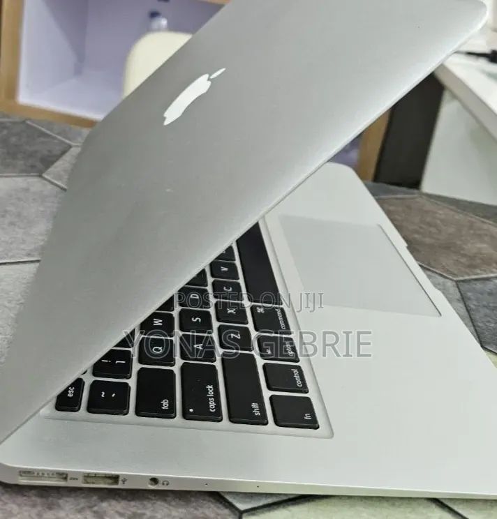 New Laptop Apple MacBook 8GB Intel Core i5 SSD 256GB