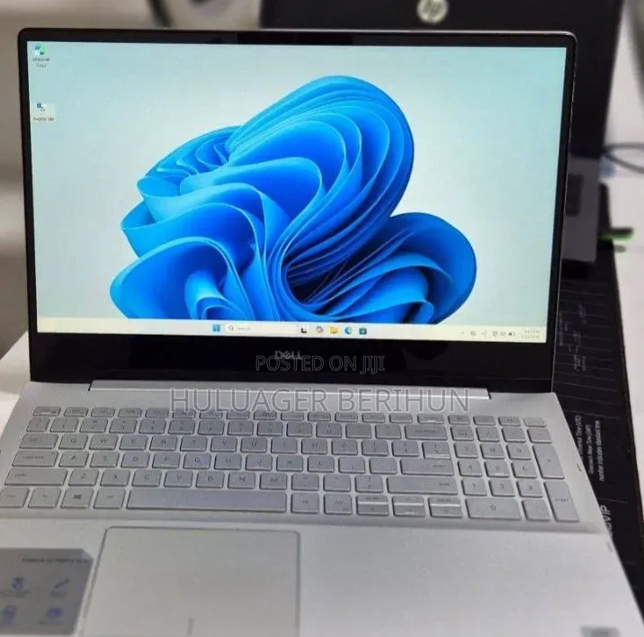 New Laptop Dell Inspiron 15 8GB Intel Core i5 SSD 256GB