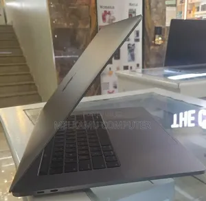 New Laptop Apple MacBook Pro 2018 16GB Intel Core i7 SSD 512GB