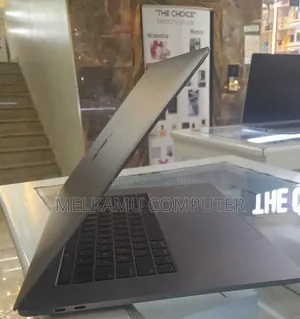 New Laptop Apple MacBook Pro 2018 16GB Intel Core i7 SSD 512GB