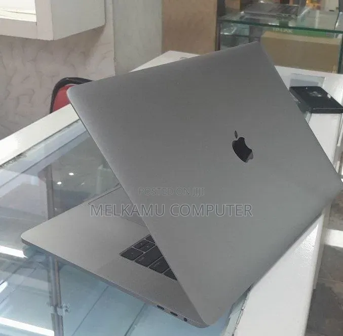 New Laptop Apple MacBook Pro 2018 16GB Intel Core i7 SSD 512GB