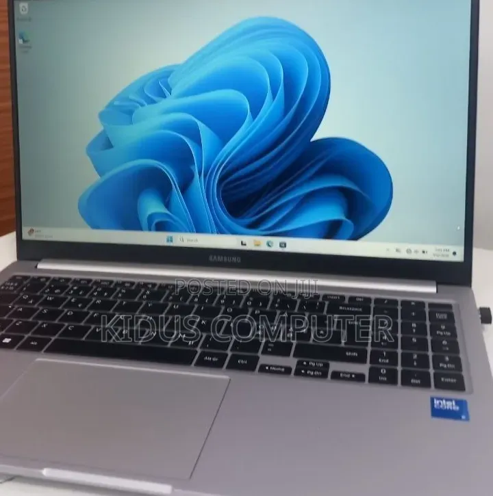 New Laptop Samsung Galaxy Book4 8GB Intel Core 5 SSD 512GB