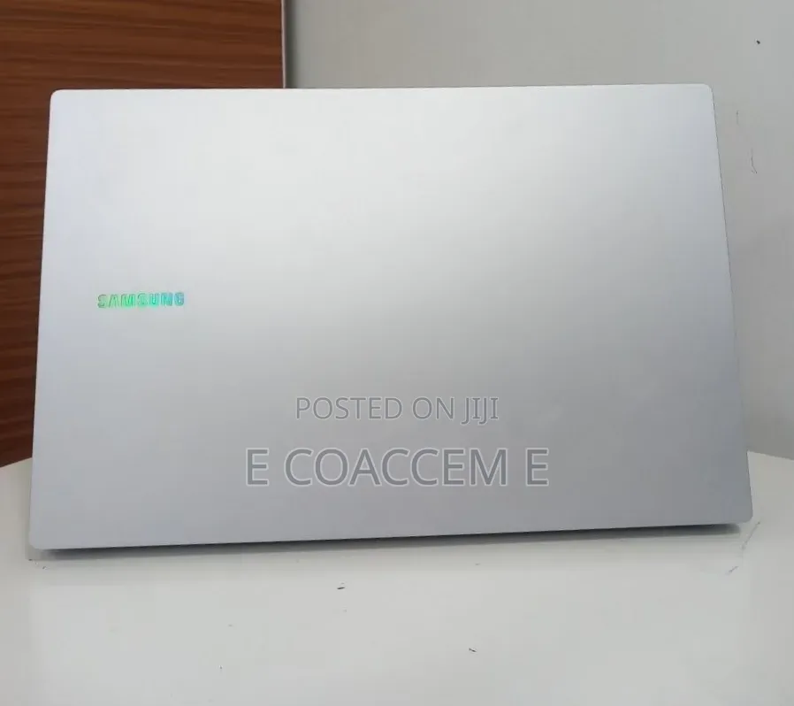 New Laptop Samsung 8GB Intel Core 5 SSD 512GB