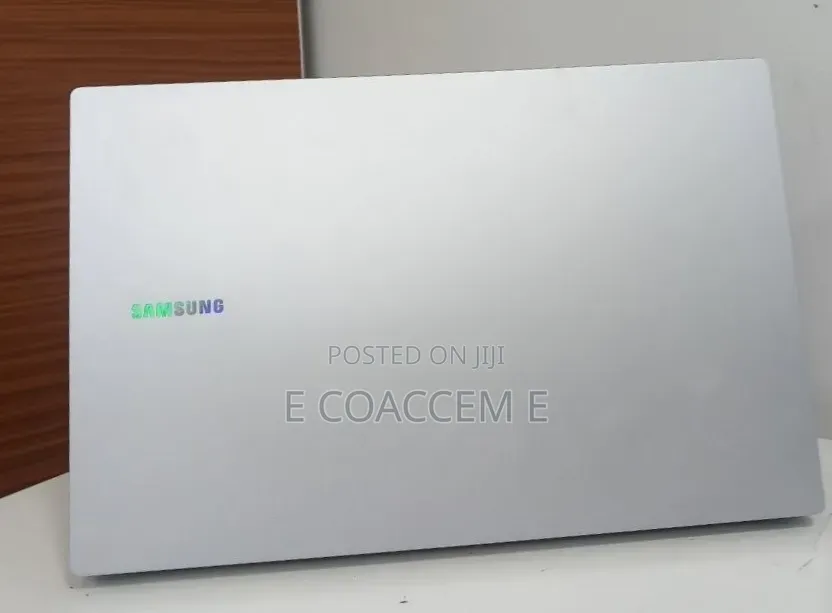 New Laptop Samsung 8GB Intel Core 5 SSD 512GB