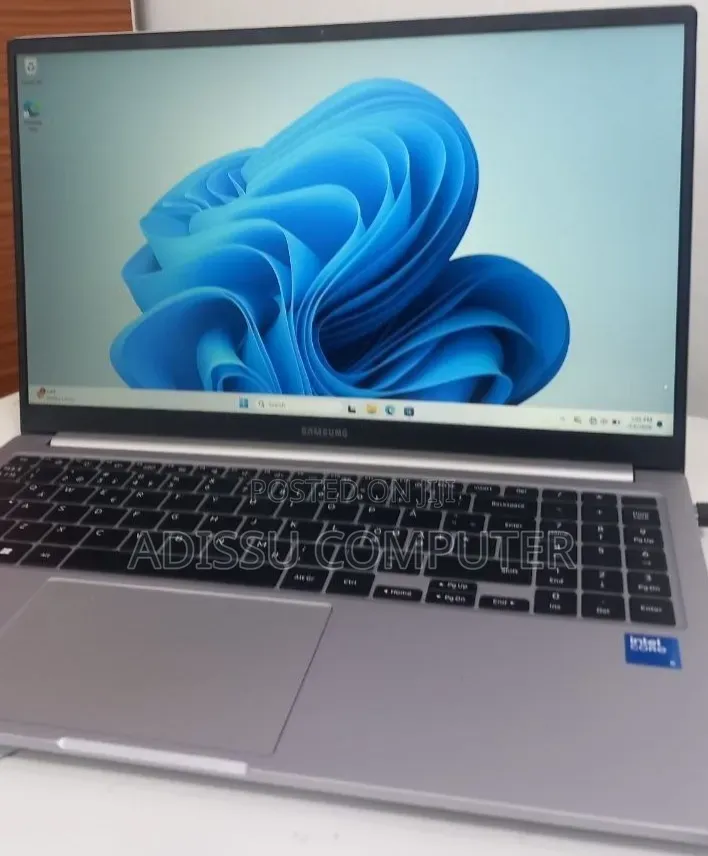 New Laptop Samsung Galaxy Book4 8GB Intel Core i7 SSD 512GB