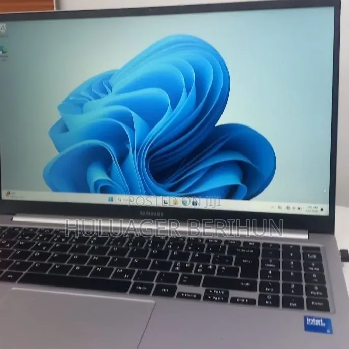 New Laptop Samsung Galaxy Book4 8GB Intel Core i5 SSD 512GB