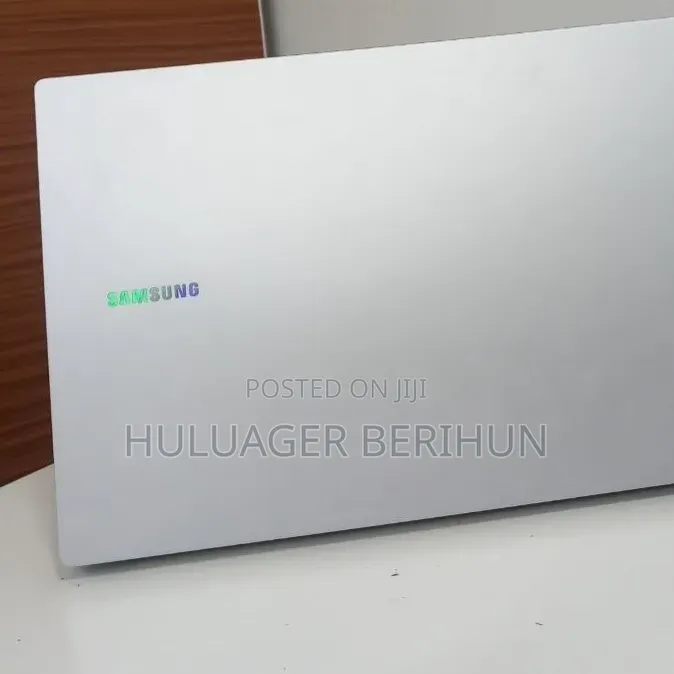 New Laptop Samsung Galaxy Book4 8GB Intel Core i5 SSD 512GB