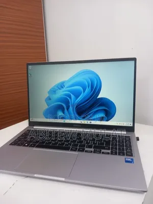 New Laptop Samsung Galaxy Book4 8GB Intel Core 5 SSD 512GB