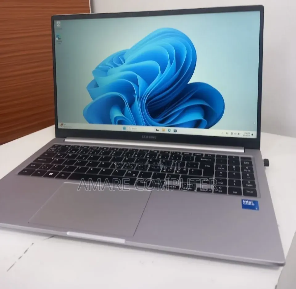 New Laptop Samsung Galaxy Book4 8GB Intel Core 5 SSD 512GB