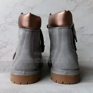 Brand New Original Timberland Women's 6-Inch Boot (Size 41 / US 9.5)