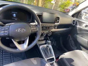 Hyundai Venue 2023 White